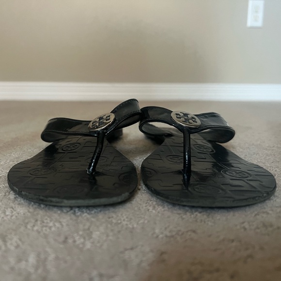 Black Tory Burch Flip Flop. Size 7 - Picture 3 of 4